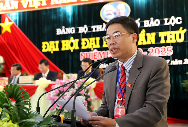 Đồng chí Nghiêm Xuân Đức – Phó Bí thư Thành ủy Bảo Lộc khóa V, trình bày báo cáo chính trị 