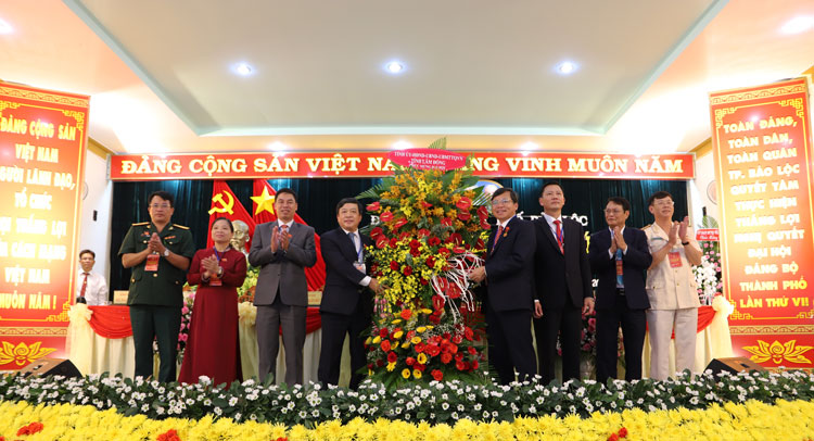 Đồng chí Đoàn Văn Việt tặng hoa chúc mừng Đại hội