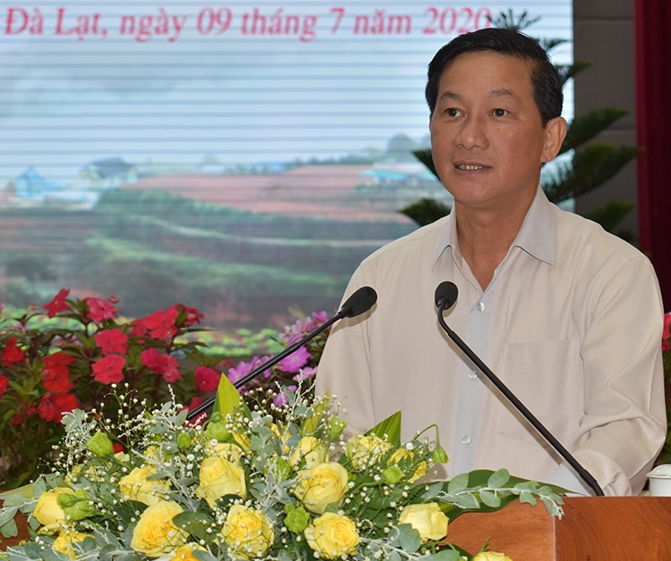 Phó Bí thư Thường trực Tỉnh ủy, Chủ tịch HĐND tỉnh Lâm Đồng Trần Đức Quận phát biểu tại hội nghị
