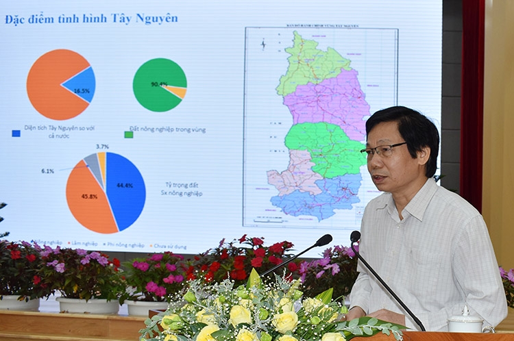 Ông Nguyễn Văn Tiến, Vụ trưởng Vụ Nông nghiệp và Phát triển nông thôn trình bày cáo cáo tại hội nghị