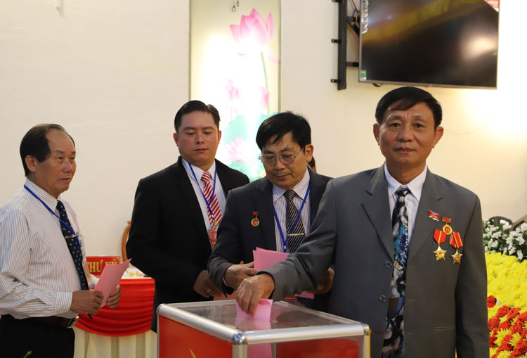 Các đại biểu bỏ phiếu bầu Ban Chấp hành Đảng bộ thành phố Bảo Lộc khóa VI