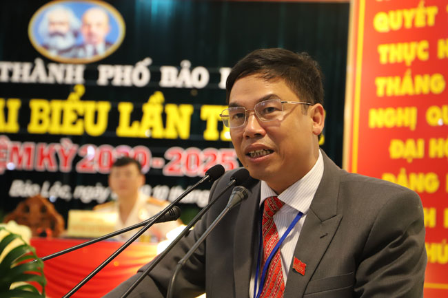 Đồng chí Nghiêm Xuân Đức – Phó Bí thư Thành ủy Bảo Lộc khóa V, thay mặt Đoàn Chủ tịch điều hành phần lấy phiếu giới thiệu chức danh Bí thư Thành ủy Bảo Lộc nhiệm kỳ 2020 – 2025