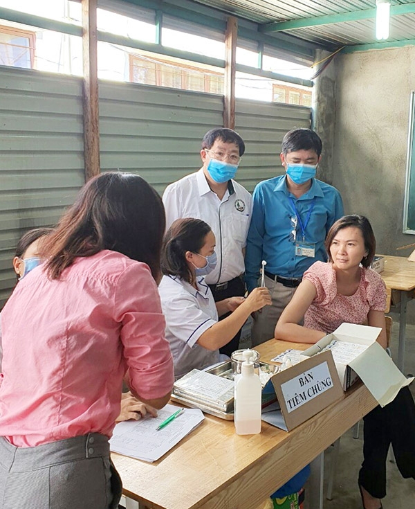 BSCKII Nguyễn Quốc Minh – Giám đốc Trung tâm Kiểm soát Bệnh tật Lâm Đồng (đứng thứ hai từ phải sang) kiểm tra công tác tiêm chủng phòng bệnh bạch hầu tại xã Đạ R’sal (Đam Rông)