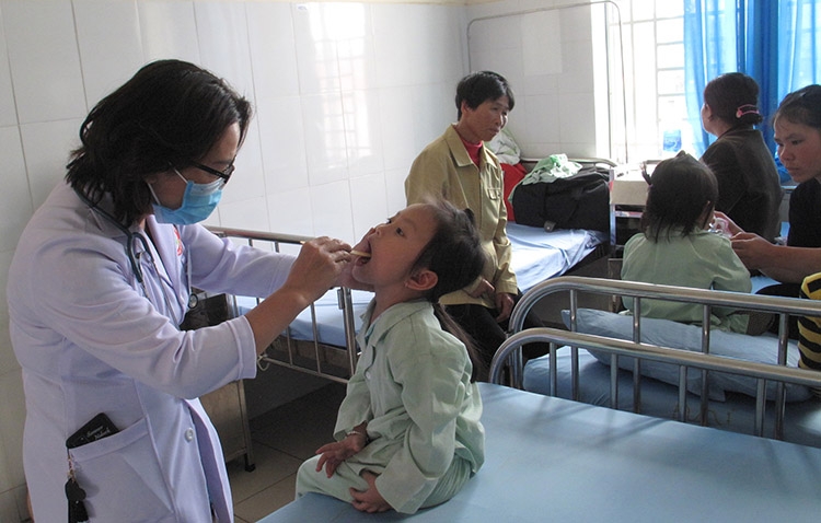 BSCKI Hoàng Thị Dạ Thảo - Trưởng khoa Nhi -BVĐK Lâm Đồng đang khám bệnh cho bệnh nhi