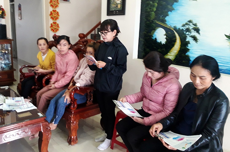 Chị Trần Thị Thu Nga (người đứng), cộng tác viên dân số đang tổ chức truyền thông sinh hoạt nhóm tại hộ gia đình