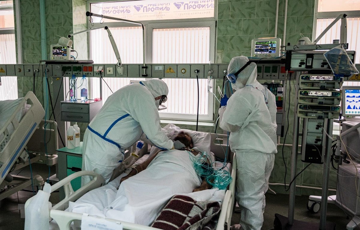 Nhân viên y tế điều trị cho bệnh nhân COVID-19 tại bệnh viện ở Moskva, Nga, ngày 17/5 vừa qua