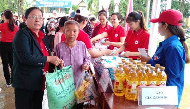 Người có hoàn cảnh khó khăn của thị trấn Cát Tiên mua hàng miễn phí tại phiên Chợ Nhân đạo