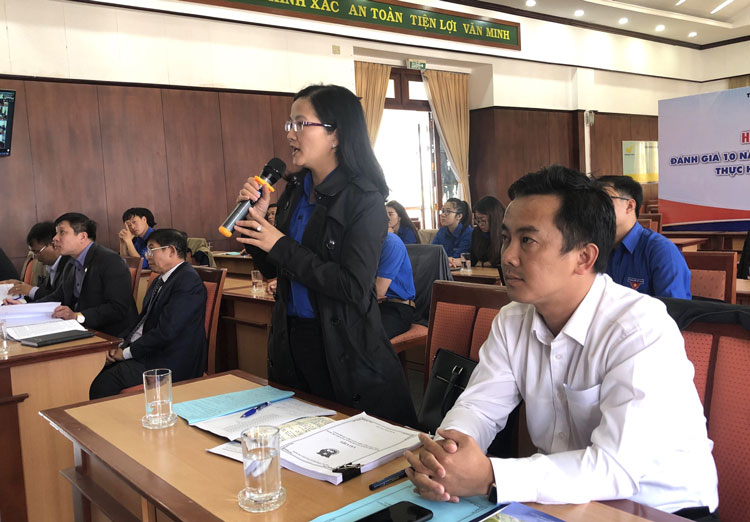 Bí thư Tỉnh Đoàn Lâm Đồng Trần Thị Chúc Quỳnh phát biểu tham luận tại hội nghị