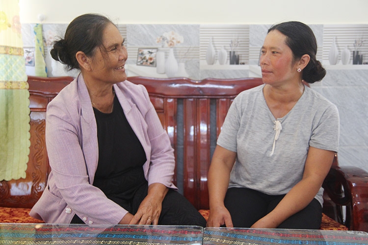 21 năm làm công tác Hội Phụ nữ, bà Ka Chuông (bên trái) luôn đặt mình vào vị trí của mỗi hội viên để chia sẻ