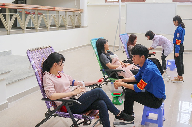 Sinh viên Đại học Đà Lạt tham gia hiến máu tình nguyện