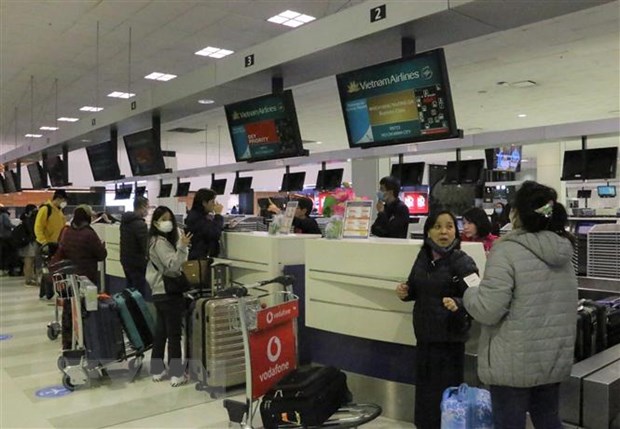 Công dân Việt Nam xếp hàng làm thủ tục lên máy bay của Vietnam Airlines tại sân bay quốc tế Sydney để khởi hành về nước, ngày 3/7/2020