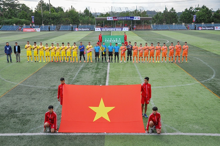 Hai đội làm thủ tục chào cờ Tổ quốc trước trận đấu 