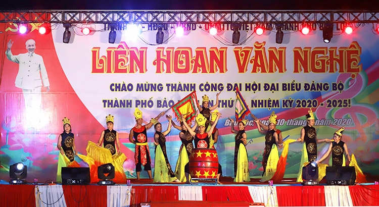 Các tiết mục hát, múa tại đêm văn nghệ chào mừng thành công Đại hội Đảng bộ TP Bảo Lộc khóa VI tạo không khí vui tươi, phấn khởi cho người xem