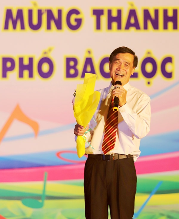 Nghệ sĩ Ưu tú Nguyễn Văn Tuấn - Giảng viên Học viện Âm nhạc Quốc gia trình diễn tại đêm văn nghệ
