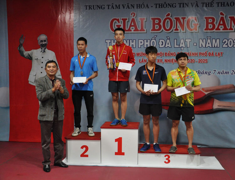 Tay vợt Trương Ngọc Khanh 14 tuổi trên bục nhận cúp vô địch đơn nam A