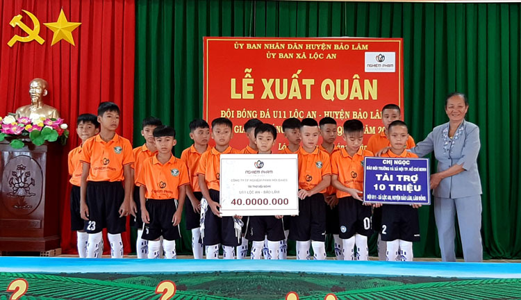 Bà Ngọc – Báo Môi trường và Xã hội TP Hồ Chí Minh hỗ trợ 10 triệu đồng cho Đội bóng