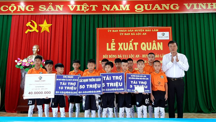 Ông Trần Tô Nhân – Bí thư Đảng ủy xã Lộc An trao tiền hỗ trợ của các nhà hảo tâm cho Đội bóng
