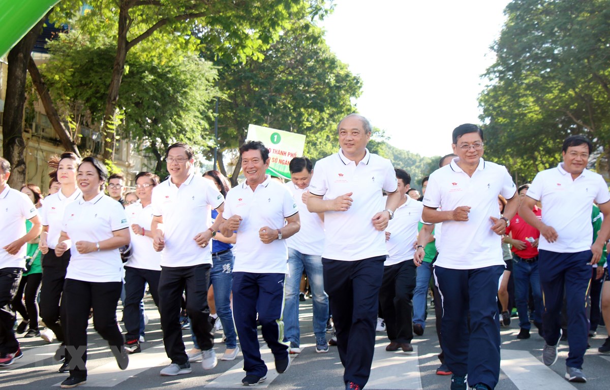 Lãnh đạo Thành phố Hồ Chí Minh và Ủy ban Olympic Việt Nam chạy phát động Ngày chạy Olympic vì sức khỏe toàn dân