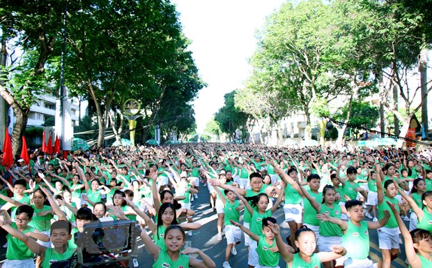 2.000 học sinh thành phố biểu diễn đồng diễn thể dục thể thao trên đường Lê Duẩn, hưởng ứng Ngày chạy Olympic vì sức khỏe toàn dân