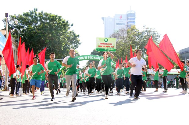 Các vận động viên tham gia Ngày chạy Olympic vì sức khỏe toàn dân cấp thành phố trên đường Lê Duẩn