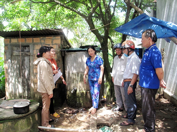 Cán bộ Trung tâm Kiểm soát Bệnh tật tỉnh giám sát mật độ muỗi, loăng quăng tại nhà dân vùng SXH lưu hành