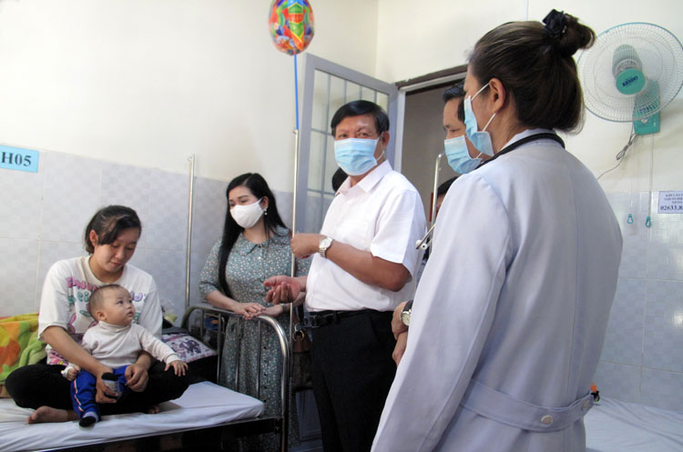 Thứ trưởng Bộ Y tế Đỗ Xuân Tuyên thăm bệnh nhi đang điều trị tại Khoa Nhi - Trung tâm Y tế Lâm Hà