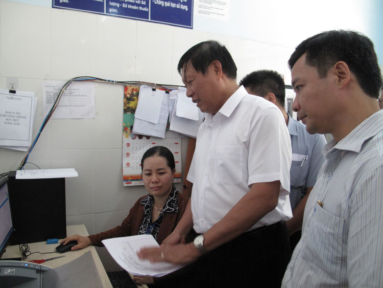 Thứ trưởng Bộ Y tế Đỗ Xuân Tuyên kiểm tra công tác quản lý hồ sơ sức khỏe điện tử tại Trạm Y tế Tân Văn - Lâm Hà