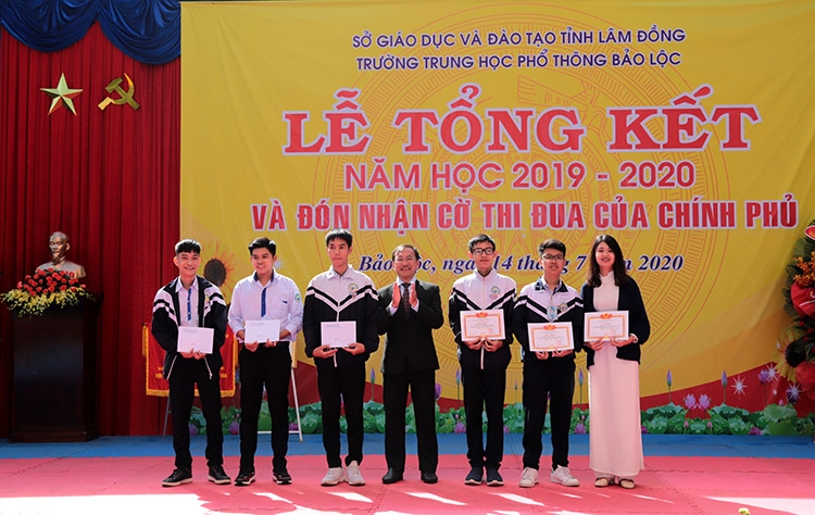 Ông Trần Đức Lợi - Phó Giám đốc Sở Giáo dục và Đào tạo Lâm Đồng trao thưởng cho các học sinh Trường THPT Bảo Lộc đạt giải khoa học kỹ thuật cấp tỉnh năm học 2019 - 2020