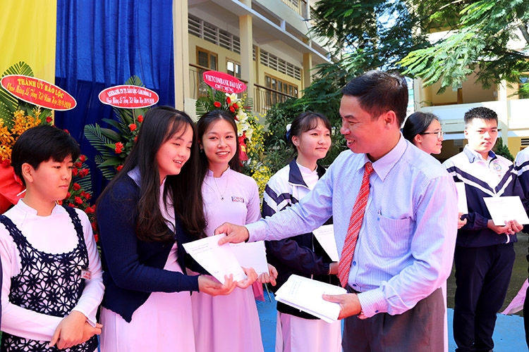 Khen thưởng học sinh Trường THPT Bảo Lộc đạt giải học sinh giỏi cấp tỉnh các môn văn hóa