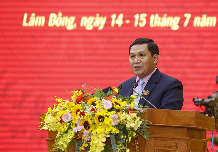 Đồng chí K’ Mák - Phó Chủ tịch Thường trực HĐND tỉnh Lâm Đồng trình bày báo cáo tổng hợp ý kiến, kiến nghị cử tri các địa phương 