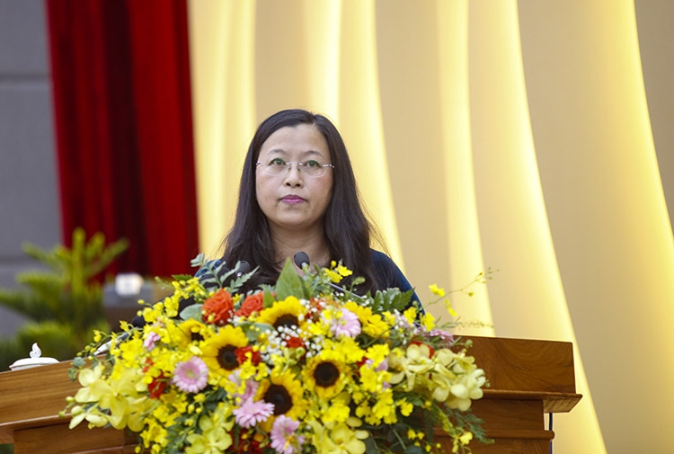 Bà Lê Thị Xuân Liên - Phó Chủ tịch Uỷ ban MTTQ Việt Nam tỉnh báo cáo công tác tham gia xây dựng chính quyền 6 tháng đầu năm 2020