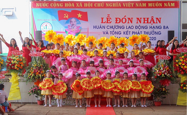 Trường Tiểu học Kim Đồng đón nhận Huân chương Lao động hạng Ba