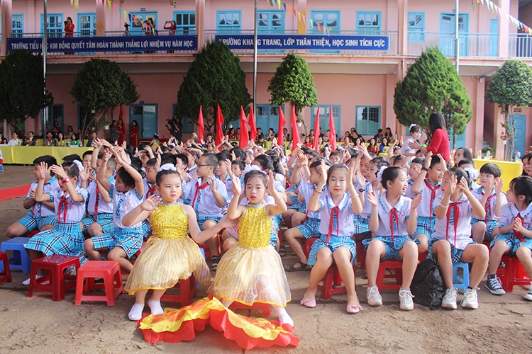 Các em học sinh Trường Tiểu học Kim Đồng tham dự buổi lễ