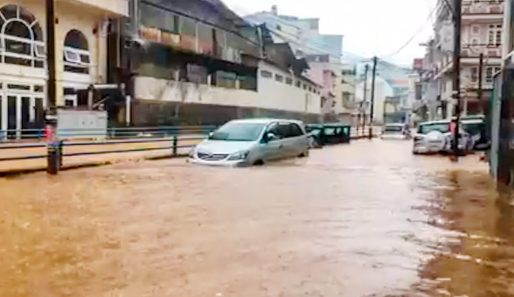 Hình ảnh người dân ghi lại suối Cam Ly nước dâng cao làm ngập đường Tô Ngọc Vân - Hải Thượng