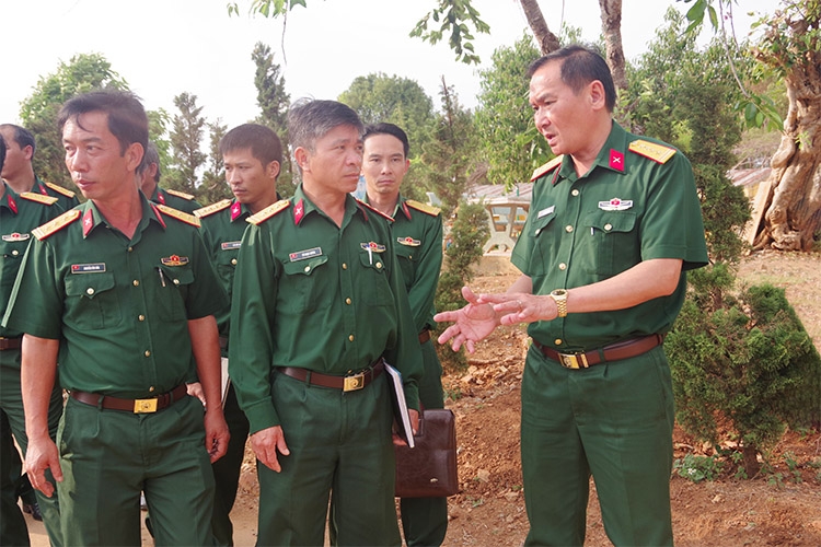 Đại tá Vy Thanh Minh - Tham mưu trưởng Bộ CHQS tỉnh kiểm tra công tác huấn luyện tại Trung đoàn Bộ binh 994