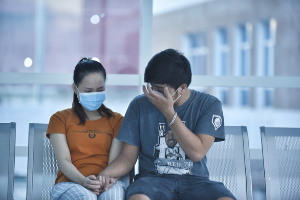 Cha mẹ hai bé Diệu Nhi và Trúc Nhi xúc động bật khóc bên ngoài phòng phẫu thuật