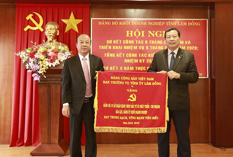 Trao cờ “Đảng bộ trong sạch vững mạnh tiêu biểu” 5 năm liền (2015 - 2019) của Ban Thường vụ Tỉnh uỷ Lâm Đồng cho Đảng bộ cơ sở BIDV chi nhánh Bảo Lộc.