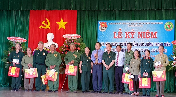  Lãnh đạo huyện Bảo Lâm trao quà cho những cựu TNXP tiêu biểu