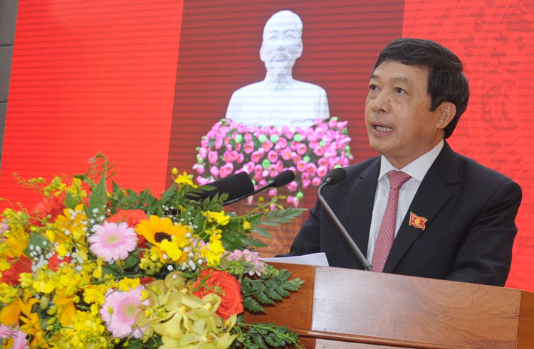 Chủ tịch UBND tỉnh Lâm Đồng Đoàn Văn Việt  báo cáo, giải trình, tiếp thu ý kiến đại biểu