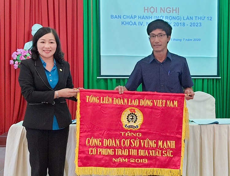Cục thuế tỉnh Lâm Đồng nhận cờ thi đua của Tổng Liên đoàn Lao động Việt Nam