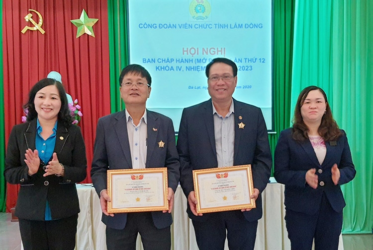 Các cá nhân nhận kỷ niệm chương vì sự nghiệp công đoàn Việt Nam