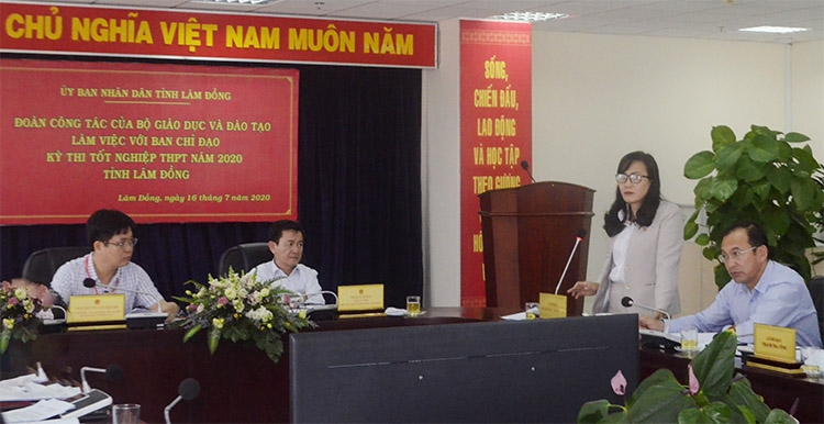 Bà Phạm Thị Hồng Hải - Giám đốc Sở GD&ĐT báo cáo công tác chuẩn bị cho kỳ thi tốt nghiệp THPT năm 2020 tỉnh Lâm Đồng