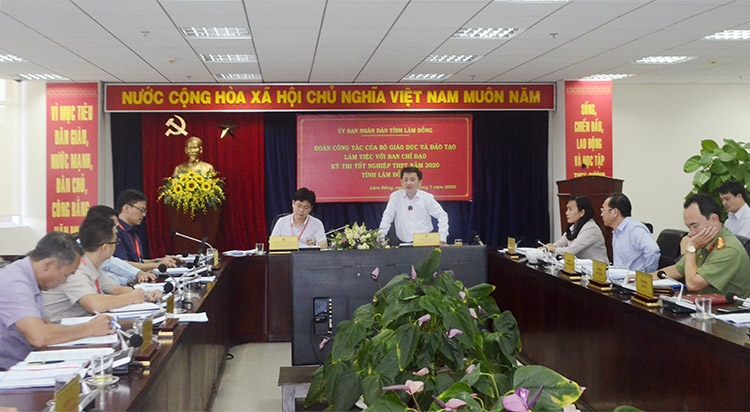 Phó Chủ tịch UBND tỉnh Phan Văn Đa yêu cầu các thành viên trong BCĐ tăng cường công tác phối hợp và làm việc nghiêm túc, quyết liệt để đảm bảo kỳ thi trên địa bàn tỉnh thành công, hiệu quả