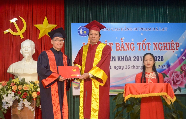 Thầy Huỳnh Linh Bảo - Hiệu trưởng Trường Cao đẳng Sư phạm Đà Lạt trao bằng tốt nghiệp cho sinh viên