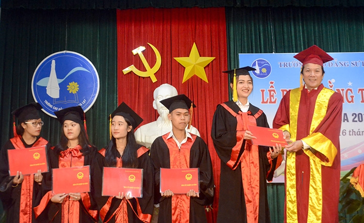 Trường Cao đẳng Sư phạm Đà Lạt trao bằng tốt nghiệp cho 190 sinh viên