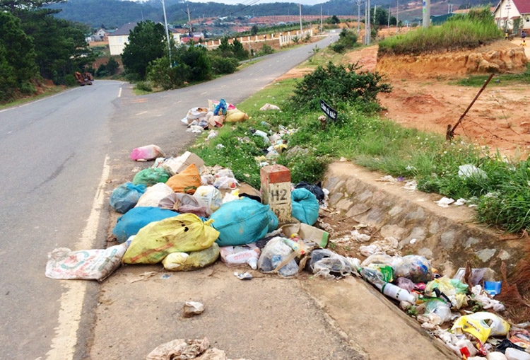 Tuy có biển cấm nhưng người dân vẫn đổ rác bừa bãi ra môi trường, đoạn qua xã Đạ Nhim, huyện Lạc Dương
