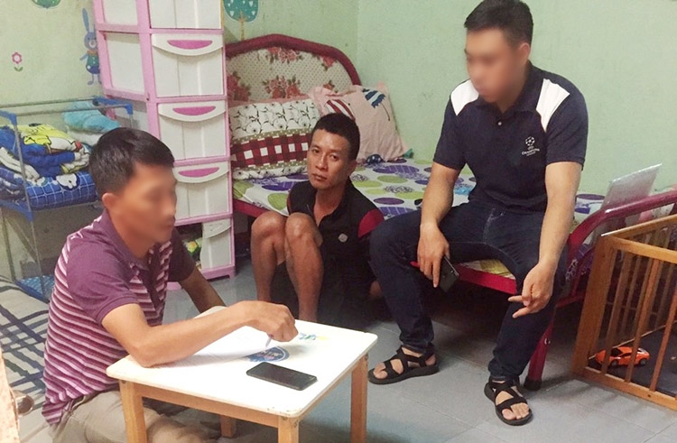 Lê Anh Tân (chính giữa) bị công an bắt quả tang khi đang tàng trữ trái phép chất ma túy trong phòng trọ