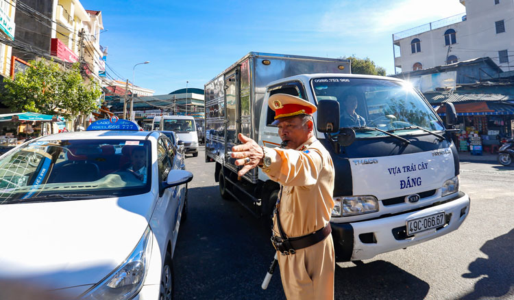 Đội CSGT-TT, Công an TP Đà Lạt ra quân phân luồng giao thông trong ngày đầu của đợt cao điểm tấn công trấn áp tội phạm