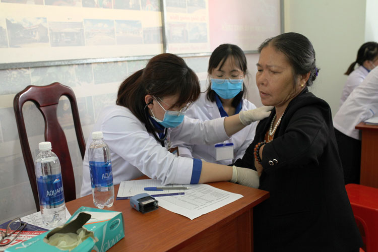 Chi đoàn Bệnh viện Y học Cổ truyền Lâm Đồng đã tổ chức khám chữa bệnh và cấp phát thuốc miễn phí cho người dân xã Tân Lâm