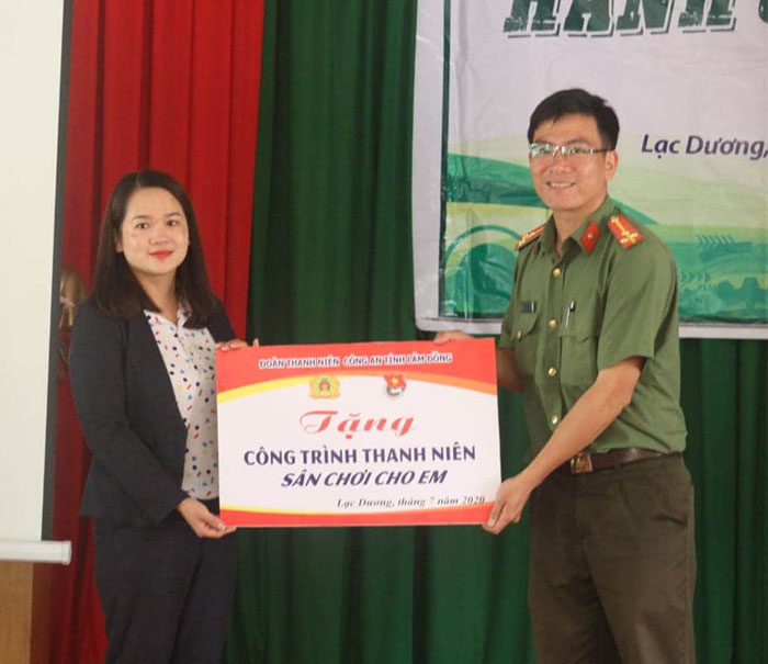 Anh Lê Xuân Đông - Phó Bí thư Đoàn thanh niên Công an tỉnh trao công trình thanh niên “Sân chơi cho em” cho Trường Mầm non Đưng K’Nớ